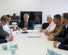 Secretaria da Administração e Previdência firma convênio com a Secretaria da Segurança Pública e Administração Penitenciária para capacitar policiais militares de 70 unidades do interior do Estado para tirar dúvidas sobre a Paraná Previdência. Assinaram o convênio o secretário Reinhold Stephanes (SEAP); Felipe José Vidigal dos Santos (Paraná Previdência) e o coronel Péricles Mattos, comandante-geral da Polícia Militar do Paraná.  -  Curitiba, 01/04/2019  -  Foto: Jaelson Lucas/ANPr