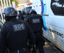 Cinquenta e cinco detentos que estavam na carceragem da cadeia pública de Rio Branco do Sul foram transferidos nesta segunda-feira (01) para a Casa de Custódia de Piraquara