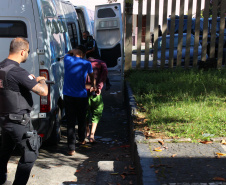 Cinquenta e cinco detentos que estavam na carceragem da cadeia pública de Rio Branco do Sul foram transferidos nesta segunda-feira (01) para a Casa de Custódia de Piraquara
