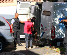 Cinquenta e cinco detentos que estavam na carceragem da cadeia pública de Rio Branco do Sul foram transferidos nesta segunda-feira (01) para a Casa de Custódia de Piraquara