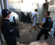 Cinquenta e cinco detentos que estavam na carceragem da cadeia pública de Rio Branco do Sul foram transferidos nesta segunda-feira (01) para a Casa de Custódia de Piraquara