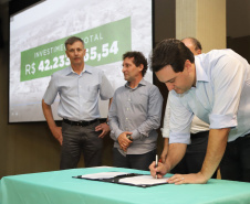O governador Carlos Massa Ratinho Junior inaugura  a obra de pavimentação da estrada rural Nova Tirol e autoriza obras de pavimentação de ruas de Piraquara. Foto: José Fernando Ogura/ANPr
