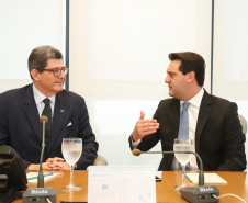 O governador Carlos Massa Ratinho Junior se reuniu nesta terça-feira (2) com o presidente do Banco Nacional do Desenvolvimento Econômico e Social (BNDES), Joaquim Levy, para buscar o apoio do banco a projetos desenvolvidos no Paraná. No encontro, no Rio de Janeiro, foram discutidos oportunidades de financiamentos para as áreas de infraestrutura, agronegócio, turismo e linhas de crédito para empreendedores.  -   Rio de Janeiro, 02/04/2019. Foto: Rodrigo Felix Leal/ANPr
