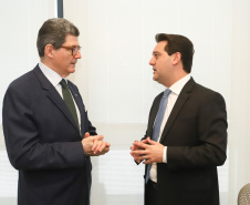 O governador Carlos Massa Ratinho Junior se reuniu nesta terça-feira (2) com o presidente do Banco Nacional do Desenvolvimento Econômico e Social (BNDES), Joaquim Levy, para buscar o apoio do banco a projetos desenvolvidos no Paraná. No encontro, no Rio de Janeiro, foram discutidos oportunidades de financiamentos para as áreas de infraestrutura, agronegócio, turismo e linhas de crédito para empreendedores. - Rio de Janeiro, 02/04/2019. Foto: Rodrigo Felix Leal/ANPr