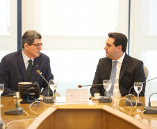 O governador Carlos Massa Ratinho Junior se reuniu nesta terça-feira (2) com o presidente do Banco Nacional do Desenvolvimento Econômico e Social (BNDES), Joaquim Levy, para buscar o apoio do banco a projetos desenvolvidos no Paraná. No encontro, no Rio de Janeiro, foram discutidos oportunidades de financiamentos para as áreas de infraestrutura, agronegócio, turismo e linhas de crédito para empreendedores. - Rio de Janeiro, 02/04/2019. Foto: Rodrigo Felix Leal/ANPr