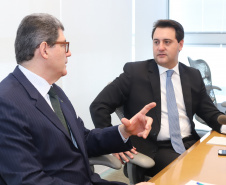 O governador Carlos Massa Ratinho Junior se reuniu nesta terça-feira (2) com o presidente do Banco Nacional do Desenvolvimento Econômico e Social (BNDES), Joaquim Levy, para buscar o apoio do banco a projetos desenvolvidos no Paraná. No encontro, no Rio de Janeiro, foram discutidos oportunidades de financiamentos para as áreas de infraestrutura, agronegócio, turismo e linhas de crédito para empreendedores. - Rio de Janeiro, 02/04/2019. Foto: Rodrigo Felix Leal/ANPr