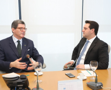 O governador Carlos Massa Ratinho Junior se reuniu nesta terça-feira (2) com o presidente do Banco Nacional do Desenvolvimento Econômico e Social (BNDES), Joaquim Levy, para buscar o apoio do banco a projetos desenvolvidos no Paraná. No encontro, no Rio de Janeiro, foram discutidos oportunidades de financiamentos para as áreas de infraestrutura, agronegócio, turismo e linhas de crédito para empreendedores. - Rio de Janeiro, 02/04/2019. Foto: Rodrigo Felix Leal/ANPr
