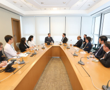 O governador Carlos Massa Ratinho Junior se reuniu nesta terça-feira (2) com o presidente do Banco Nacional do Desenvolvimento Econômico e Social (BNDES), Joaquim Levy, para buscar o apoio do banco a projetos desenvolvidos no Paraná. No encontro, no Rio de Janeiro, foram discutidos oportunidades de financiamentos para as áreas de infraestrutura, agronegócio, turismo e linhas de crédito para empreendedores. - Rio de Janeiro, 02/04/2019. Foto: Rodrigo Felix Leal/ANPr