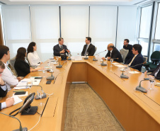 O governador Carlos Massa Ratinho Junior se reuniu nesta terça-feira (2) com o presidente do Banco Nacional do Desenvolvimento Econômico e Social (BNDES), Joaquim Levy, para buscar o apoio do banco a projetos desenvolvidos no Paraná. No encontro, no Rio de Janeiro, foram discutidos oportunidades de financiamentos para as áreas de infraestrutura, agronegócio, turismo e linhas de crédito para empreendedores. - Rio de Janeiro, 02/04/2019. Foto: Rodrigo Felix Leal/ANPr