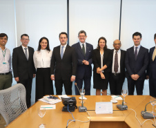 O governador Carlos Massa Ratinho Junior se reuniu nesta terça-feira (2) com o presidente do Banco Nacional do Desenvolvimento Econômico e Social (BNDES), Joaquim Levy, para buscar o apoio do banco a projetos desenvolvidos no Paraná. No encontro, no Rio de Janeiro, foram discutidos oportunidades de financiamentos para as áreas de infraestrutura, agronegócio, turismo e linhas de crédito para empreendedores. - Rio de Janeiro, 02/04/2019. Foto: Rodrigo Felix Leal/ANPr