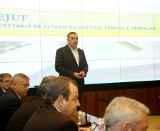 O Governo do Paraná, por meio da Secretaria da Justiça, Família e Trabalho, reforçou as ações de garantia de direitos, assistência social e apoio à geração empregos. Só nos três primeiros meses de gestão foram mais de 100 ações nesta área. O desempenho nesta área foi tema da reunião do vice-governador Darci Piana com o secretariado, realizada nesta terça-feira (2), no Palácio Iguaçu, em Curitiba. Curitiba, 02/04/2019  -  Foto: Jaelson Lucas/ANPr