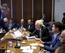 O Governo do Paraná, por meio da Secretaria da Justiça, Família e Trabalho, reforçou as ações de garantia de direitos, assistência social e apoio à geração empregos. Só nos três primeiros meses de gestão foram mais de 100 ações nesta área. O desempenho nesta área foi tema da reunião do vice-governador Darci Piana com o secretariado, realizada nesta terça-feira (2), no Palácio Iguaçu, em Curitiba. Curitiba, 02/04/2019  -  Foto: Jaelson Lucas/ANPr