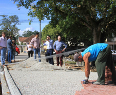 Paranacidade apresenta uso alternativo de pavimentação. O Superintendente executivo do Paranacidade, Álvaro Cabrini, durante vistoria a obras de revitalização de calçadas em Piraquara, na Região Metropolitana de Curitiba. Piraquara, 02/04/2019  -  Foto: Divulgação Sedu/Paranacidade