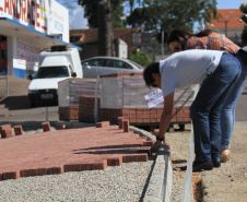 Paranacidade apresenta uso alternativo de pavimentação. O Superintendente executivo do Paranacidade, Álvaro Cabrini, durante vistoria a obras de revitalização de calçadas em Piraquara, na Região Metropolitana de Curitiba. Piraquara, 02/04/2019  -  Foto: Divulgação Sedu/Paranacidade