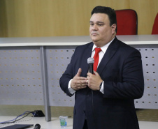 O controlador geral do Estado, Raul Siqueira, durante a apresentação do programa de compliance para servidores públicos, das secretarias, autarquias e empresas públicas. Curitiba, 03-04-19.Foto: Arnaldo Alves / ANPr.
