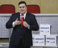 O controlador geral do Estado, Raul Siqueira, durante a apresentação do programa de compliance para servidores públicos, das secretarias, autarquias e empresas públicas. Curitiba, 03-04-19.Foto: Arnaldo Alves / ANPr.