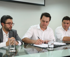 O governador Carlos Massa Ratinho Junior anunciou nesta quarta-feira (3) a contratação do projeto executivo de engenharia para restauração e ampliação de capacidade da Av. Ayrton Senna da Silva, um dos principais acessos ao Porto, no Litoral. A revitalização da via é fundamental para aumentar a capacidade de escoamento das exportações do Estado.  -  Paranaguá, 03/04/2019  -  Foto: Rodrigo Félix Leal/ANPr