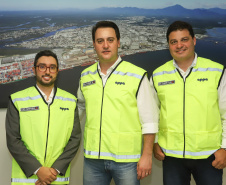O governador Carlos Massa Ratinho Junior anunciou nesta quarta-feira (3) a contratação do projeto executivo de engenharia para restauração e ampliação de capacidade da Av. Ayrton Senna da Silva, um dos principais acessos ao Porto, no Litoral. A revitalização da via é fundamental para aumentar a capacidade de escoamento das exportações do Estado.  -  Paranaguá, 03/04/2019  -  Foto: Rodrigo Félix Leal/ANPr