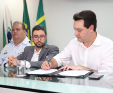 O governador Carlos Massa Ratinho Júnior anuncia medidas para melhoria viária no município de Paranaguá. Foto: José Fernando Ogura/ANPr