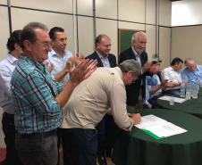 O vice-governador Darci Piana e o secretário do Desenvolvimento Urbano, João Carlos Ortega, entregaram nesta quinta-feira (4), na ExpoVivida 2019, em Coronel Vivida, editais de licitação no valor de R$ 529,2 mil para investimentos em Bela Vista da Caroba, Clevelândia e Nova Prata do Iguaçu. Eles também visitaram a Feira Comercial, Industrial e Agropecuária do município. Foto: SEDU