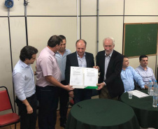 O vice-governador Darci Piana e o secretário do Desenvolvimento Urbano, João Carlos Ortega, entregaram nesta quinta-feira (4), na ExpoVivida 2019, em Coronel Vivida, editais de licitação no valor de R$ 529,2 mil para investimentos em Bela Vista da Caroba, Clevelândia e Nova Prata do Iguaçu. Eles também visitaram a Feira Comercial, Industrial e Agropecuária do município. Foto: SEDU
