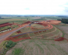 Departamento de Estradas de Rodagem do Paraná (DER-PR) está em processo de finalização do marco zero do Contorno de Pato Branco. O viaduto erguido sobre a BR-158 está 75% concluído e representa o início da obra, que irá desviar o tráfego de veículos de grande porte da cidade para a PR-493. O término da obra viária na região sudoeste do Estado está previsto para o final de 2019. -  pato branco, 04/04/2019  -  Foto: Divulgação Prefeitura de Pato Branco