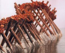 O Museu Oscar Niemeyer (MON) abre nesta quinta-feira (11) a mostra individual de Ivens Machado, “Mestre de Obras”. São desenhos, esculturas, fotografias e vídeos relacionados a diferentes períodos da trajetória do artista, procurando criar um diálogo entre as várias vertentes. Ivens Machado foi um dos artistas mais importantes de sua geração e um dos pioneiros da vídeoarte no Brasil. Foto: Divulgação/MON