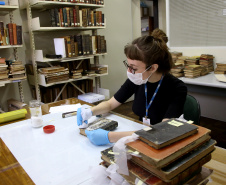 Biblioteca Pública do Paraná. Restauro de livros antigos. Foto: Jaelson Lucas/ANPr