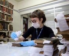 Biblioteca Pública do Paraná. Restauro de livros antigos. Foto: Jaelson Lucas/ANPr