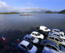 O Departamento de Estradas de Rodagens (DER-PR) prorrogou por mais um ano o contrato de concessão do ferry boat que faz a travessia Guaratuba – Caiobá, no Litoral do Paraná. A empresa Concessionária Travessia de Guaratuba continuará a prestar o serviço sem mudanças na tarifa.  -  Foto: Arquivo ANPr