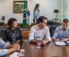 O Governador Carlos Massa Ratinho Junior e o Presidente da Comec, Gilson Santos, assinam a prorrogação da isenção do Transporte para de Pessoas com Deficiência(PCD). Curitiba, 09/04/2019
Foto: Maurilio Cheli