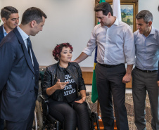 O Governador Carlos Massa Ratinho Junior e o Presidente da Comec, Gilson Santos, assinam a prorrogação da isenção do Transporte para de Pessoas com Deficiência(PCD). Curitiba, 09/04/2019
Foto: Maurilio Cheli