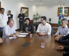 O governador Carlos Massa Ratinho Jr assinou no Palácio Iguaçu, decreto prorrogando a isenção do transporte para PCD (Pessoa Com Deficiência). Presentes na solenidade: prefeito de Curitiba, Rafael Greca de Macedo; secretário de Desenvolvimento Urbano, João Carlos Ortega; diretor presidente da Comec, Gilson dos Santos, entre outros.Curitiba, 09-04-19.Foto: Arnaldo Alves / ANPr.