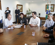 O governador Carlos Massa Ratinho Jr assinou no Palácio Iguaçu, decreto prorrogando a isenção do transporte para PCD (Pessoa Com Deficiência). Presentes na solenidade: prefeito de Curitiba, Rafael Greca de Macedo; secretário de Desenvolvimento Urbano, João Carlos Ortega; diretor presidente da Comec, Gilson dos Santos, entre outros.Curitiba, 09-04-19.Foto: Arnaldo Alves / ANPr.