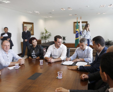 O governador Carlos Massa Ratinho Jr assinou no Palácio Iguaçu, decreto prorrogando a isenção do transporte para PCD (Pessoa Com Deficiência). Presentes na solenidade: prefeito de Curitiba, Rafael Greca de Macedo; secretário de Desenvolvimento Urbano, João Carlos Ortega; diretor presidente da Comec, Gilson dos Santos, entre outros.Curitiba, 09-04-19.Foto: Arnaldo Alves / ANPr.