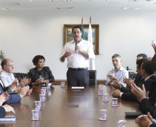 O governador Carlos Massa Ratinho Jr assinou no Palácio Iguaçu, decreto prorrogando a isenção do transporte para PCD (Pessoa Com Deficiência). Presentes na solenidade: prefeito de Curitiba, Rafael Greca de Macedo; secretário de Desenvolvimento Urbano, João Carlos Ortega; diretor presidente da Comec, Gilson dos Santos, entre outros.Curitiba, 09-04-19.Foto: Arnaldo Alves / ANPr.