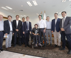 O governador Carlos Massa Ratinho Jr assinou no Palácio Iguaçu, decreto prorrogando a isenção do transporte para PCD (Pessoa Com Deficiência). Presentes na solenidade: prefeito de Curitiba, Rafael Greca de Macedo; secretário de Desenvolvimento Urbano, João Carlos Ortega; diretor presidente da Comec, Gilson dos Santos, entre outros.Curitiba, 09-04-19.Foto: Arnaldo Alves / ANPr.