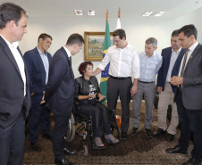 O governador Carlos Massa Ratinho Jr assinou no Palácio Iguaçu, decreto prorrogando a isenção do transporte para PCD (Pessoa Com Deficiência). Presentes na solenidade: prefeito de Curitiba, Rafael Greca de Macedo; secretário de Desenvolvimento Urbano, João Carlos Ortega; diretor presidente da Comec, Gilson dos Santos, entre outros.Curitiba, 09-04-19.Foto: Arnaldo Alves / ANPr.