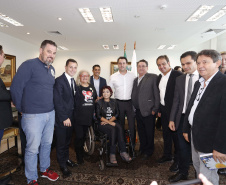 O governador Carlos Massa Ratinho Jr assinou no Palácio Iguaçu, decreto prorrogando a isenção do transporte para PCD (Pessoa Com Deficiência). Presentes na solenidade: prefeito de Curitiba, Rafael Greca de Macedo; secretário de Desenvolvimento Urbano, João Carlos Ortega; diretor presidente da Comec, Gilson dos Santos, entre outros.Curitiba, 09-04-19.Foto: Arnaldo Alves / ANPr.