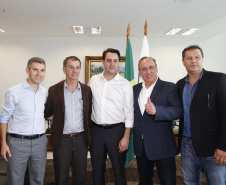 O governador Carlos Massa Ratinho Jr assinou no Palácio Iguaçu, decreto prorrogando a isenção do transporte para PCD (Pessoa Com Deficiência). Presentes na solenidade: prefeito de Curitiba, Rafael Greca de Macedo; secretário de Desenvolvimento Urbano, João Carlos Ortega; diretor presidente da Comec, Gilson dos Santos, entre outros.Curitiba, 09-04-19.Foto: Arnaldo Alves / ANPr.