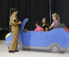 Alunos do Colégio Estadual Barão de Antonina, em Rio Negro, apresentam a peça de teatro "Conscientização do Uso da Cadeirinha" em automóveis. Rio Negro, 13-03-19.Foto: Arnaldo Alves / ANPr.