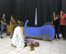 Alunos do Colégio Estadual Barão de Antonina, em Rio Negro, apresentam a peça de teatro "Conscientização do Uso da Cadeirinha" em automóveis. Rio Negro, 13-03-19.Foto: Arnaldo Alves / ANPr.