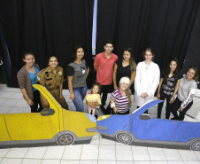 Alunos do Colégio Estadual Barão de Antonina, em Rio Negro, apresentam a peça de teatro "Conscientização do Uso da Cadeirinha" em automóveis. Rio Negro, 13-03-19.Foto: Arnaldo Alves / ANPr.