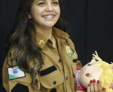 Alunos do Colégio Estadual Barão de Antonina, em Rio Negro, apresentam a peça de teatro "Conscientização do Uso da Cadeirinha" em automóveis. N/F: Luana Franquetto, participante do projeto.Rio Negro, 13-03-19.Foto: Arnaldo Alves / ANPr.