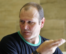 Alunos do Colégio Estadual Barão de Antonina, em Rio Negro, apresentam a peça de teatro "Conscientização do Uso da Cadeirinha" em automóveis. N/F: Josicarlos Peron, professor de Física e coordenador do projeto.Rio Negro, 13-03-19.Foto: Arnaldo Alves / ANPr.
