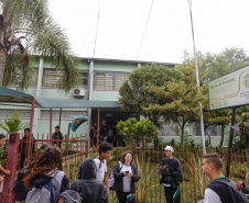 Alunos do Colégio Estadual Barão de Antonina, em Rio Negro, apresentam a peça de teatro "Conscientização do Uso da Cadeirinha" em automóveis. Rio Negro, 13-03-19.Foto: Arnaldo Alves / ANPr.