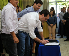 O governador Carlos Massa Ratinho Junior  assina ordem de serviço para construção de Escola em Mauá da Serra nesta quarta-feira (10).  Mauá da Serra, 10/04/2019 -  Foto: Geraldo Bubniak/ANPr