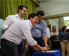 O governador Carlos Massa Ratinho Junior  assina ordem de serviço para construção de Escola em Mauá da Serra nesta quarta-feira (10).  Mauá da Serra, 10/04/2019 -  Foto: Geraldo Bubniak/ANPr