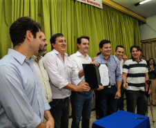 O governador Carlos Massa Ratinho Junior  assina ordem de serviço para construção de Escola em Mauá da Serra nesta quarta-feira (10).  Mauá da Serra, 10/04/2019 -  Foto: Geraldo Bubniak/ANPr