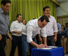 O governador Carlos Massa Ratinho Junior  assina ordem de serviço para construção de Escola em Mauá da Serra nesta quarta-feira (10).  Mauá da Serra, 10/04/2019 -  Foto: Geraldo Bubniak/ANPr